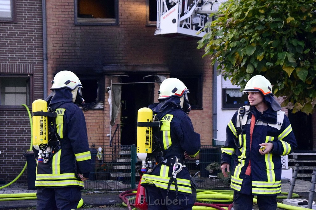 Feuer 2 Vollbrand Reihenhaus Roggendorf Berrischstr P182.JPG - Miklos Laubert